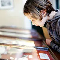 Mädchen vor beleuchteter Vitrine