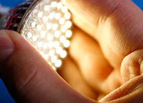 Hand h&auml;lt LED-Lampe