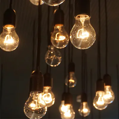 Klassische Gl&uuml;hlampen h&auml;ngen von der Decke